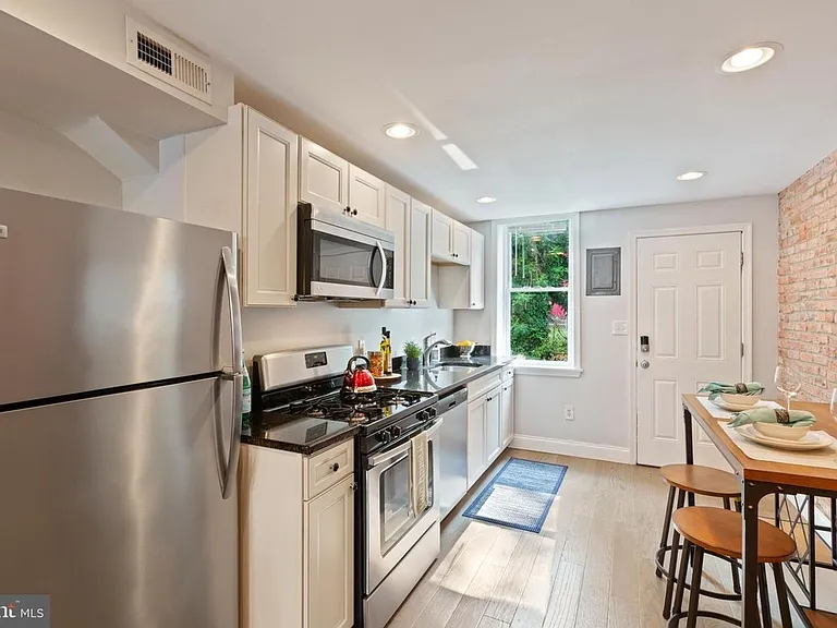 1708 Latrobe St — Photo 3