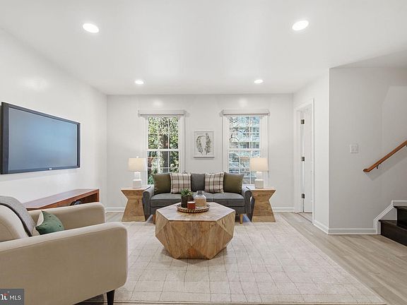 5th image of 105 Rees Pl