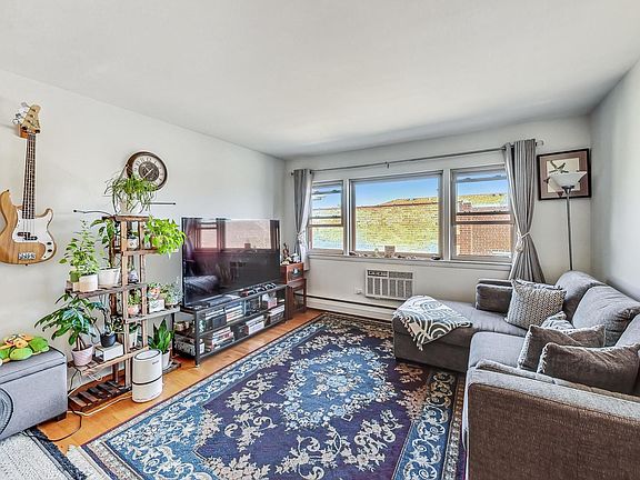 3rd image of 7308 N Harlem Ave Unit 302