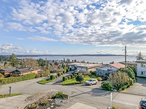 3rd image of 15587 Semiahmoo Ave