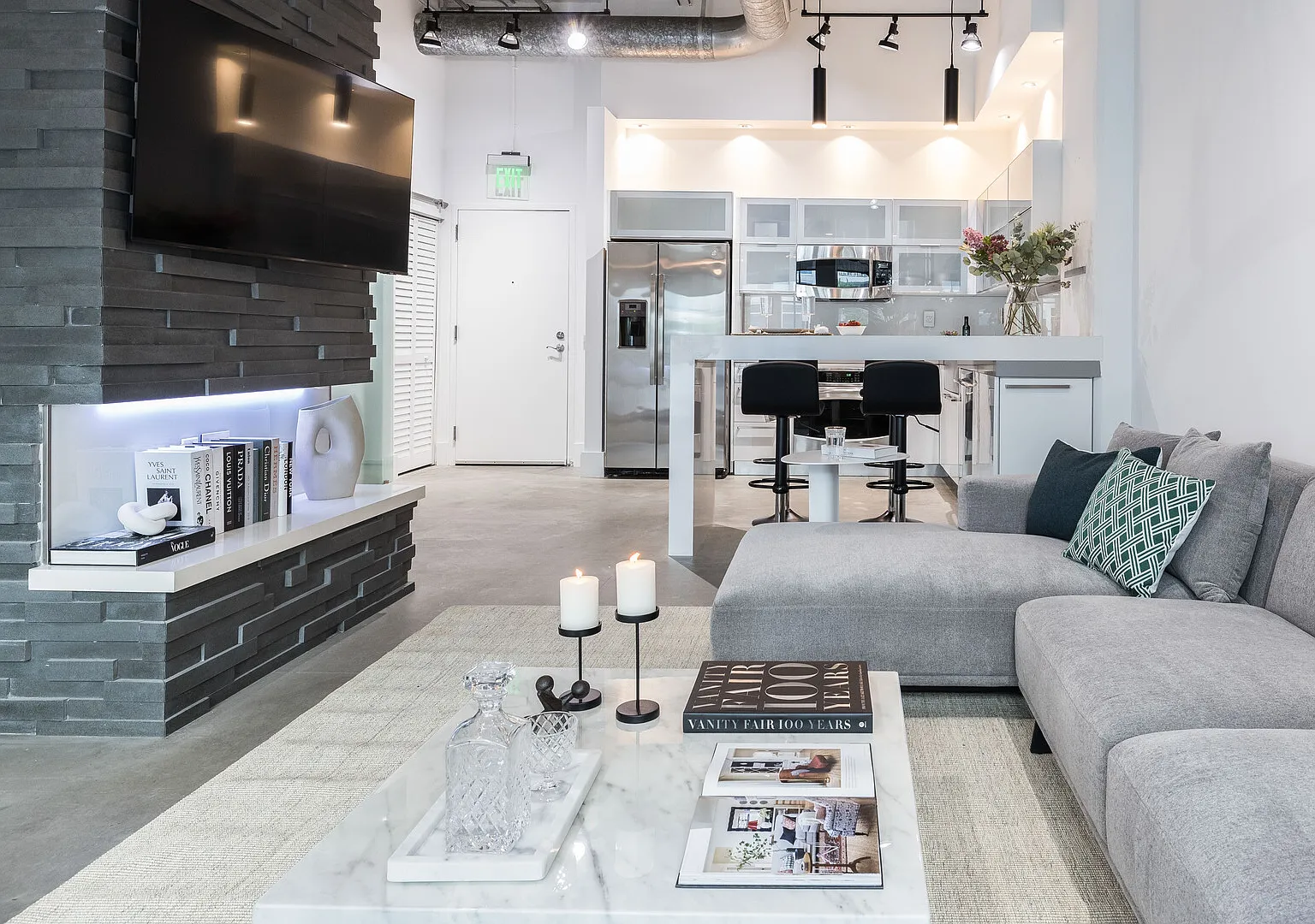 Renovated luxury loft apartment for rent in Edgewater — Photo 1
