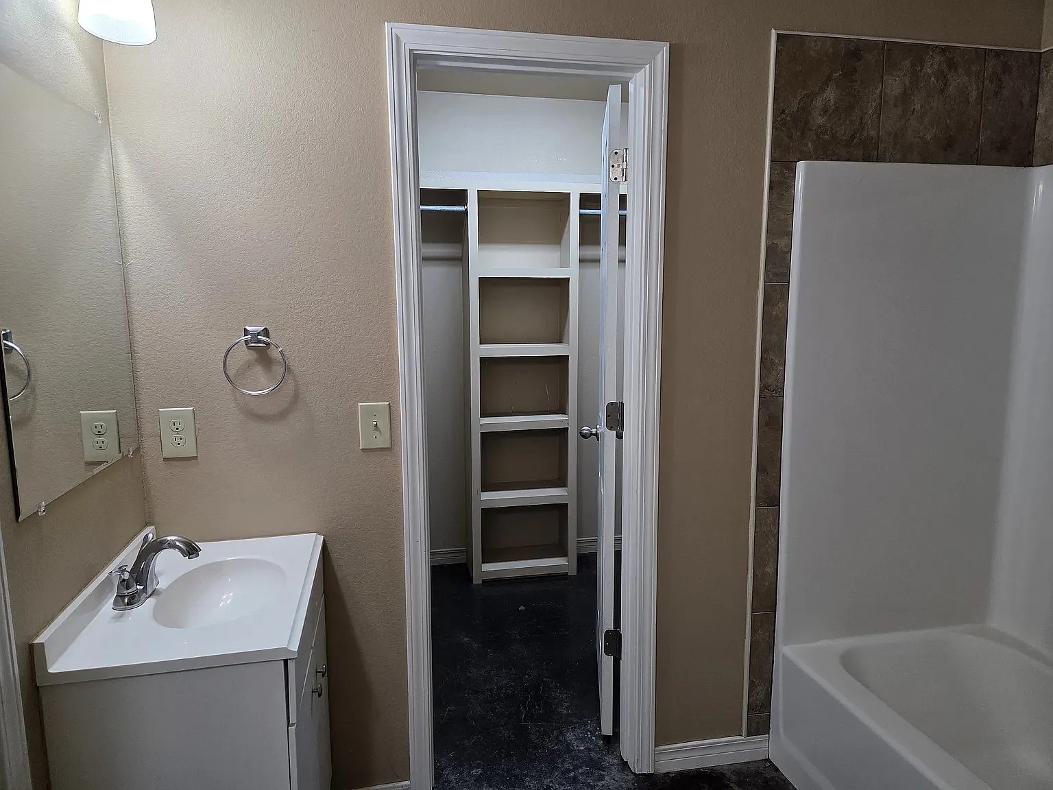 2700 2715 Steves Way — Photo 4