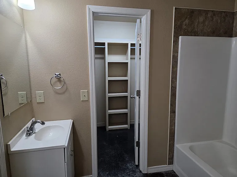 2700 2715 Steves Way — Photo 4