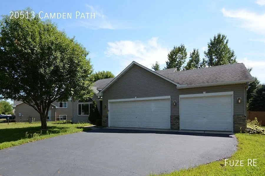Beautiful 3 Bedroom + Den, 2 Bathroom, 3 Car Garage Single Family Home. Must See! — Photo 2