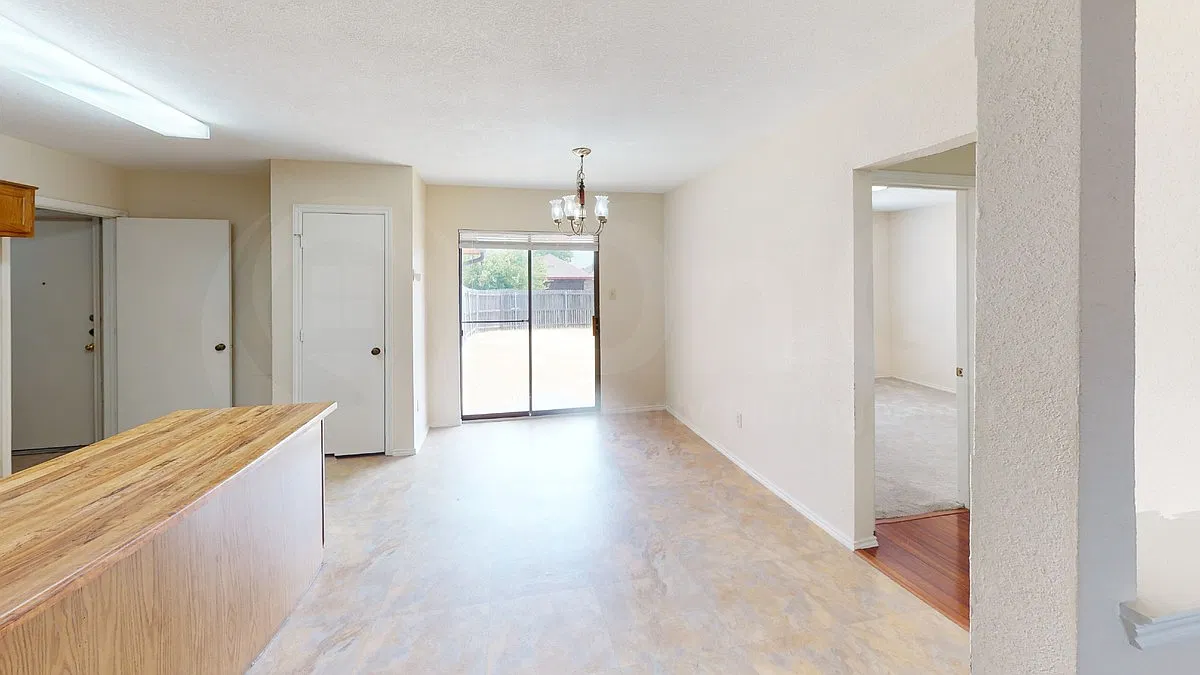 3 bed, 2.0 bath, 1383 sqft, $2,000 — Photo 3