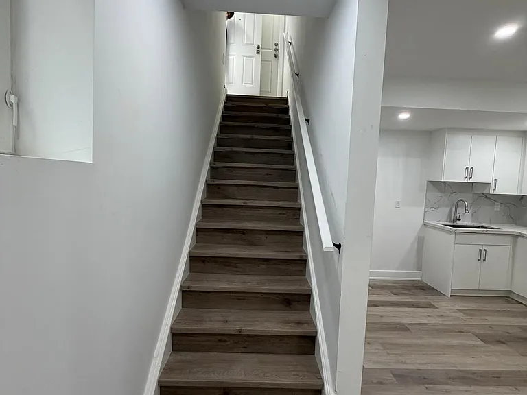 1612 Capri Cres #LOWER — Photo 5