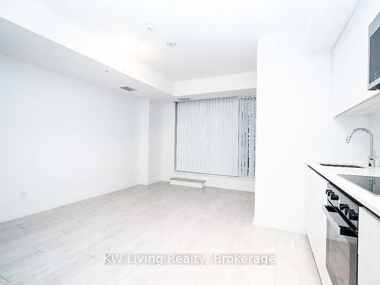 400 King St W #523 — Photo 5