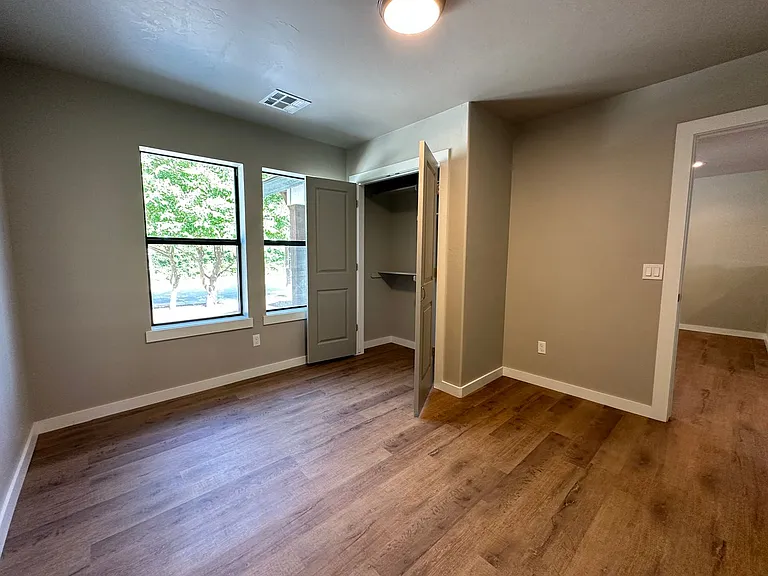 5008 N Asbury Ave — Photo 9
