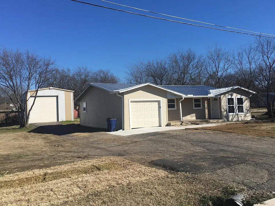 522 W Lake St
