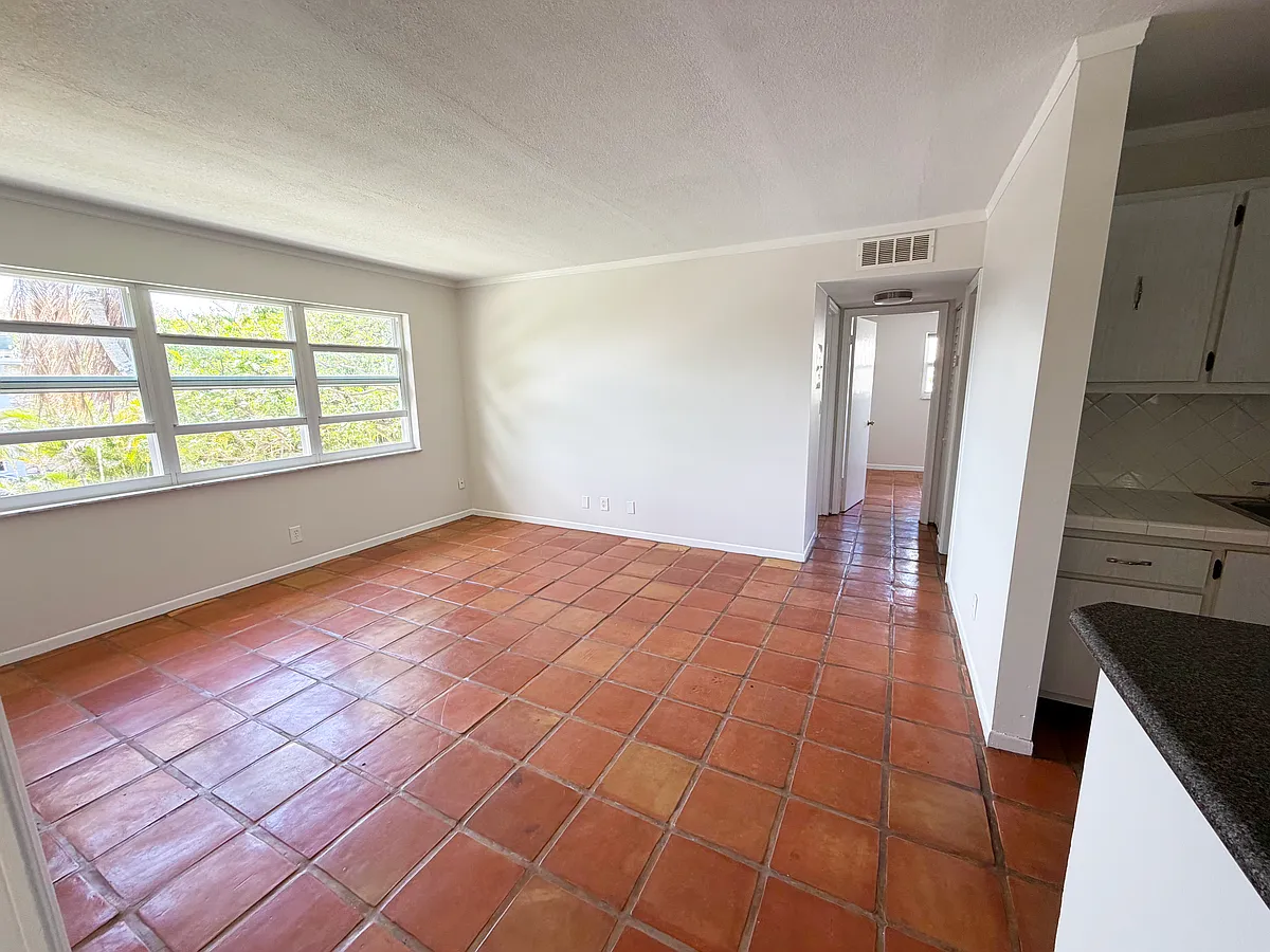 Building Photo - 205 NE 3rd St #207