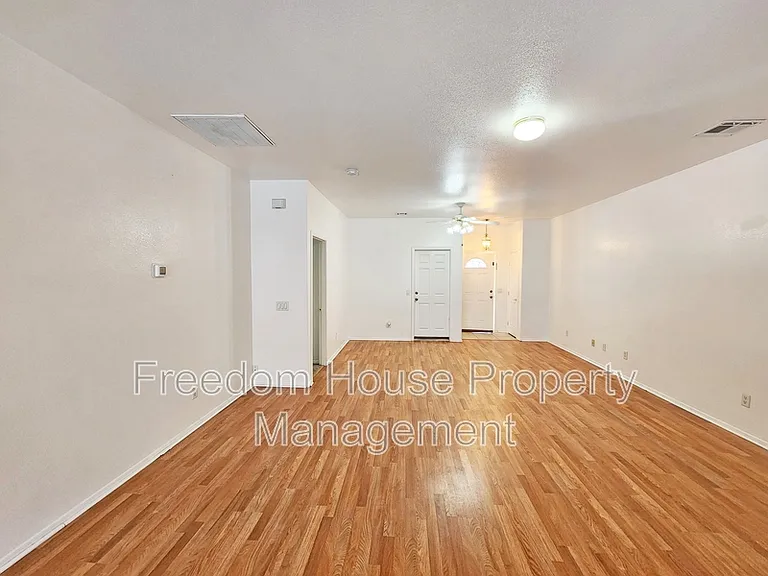 530 E Bourbon St #4 — Photo 7