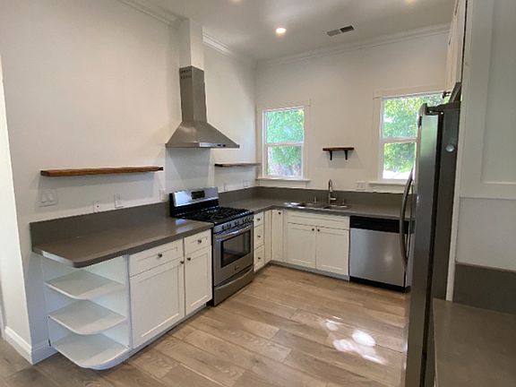 4th image of 914 26th St APT 2