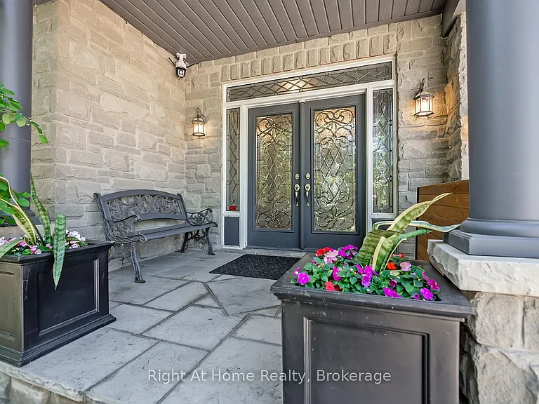 2096 Bingley Cres — Photo 2