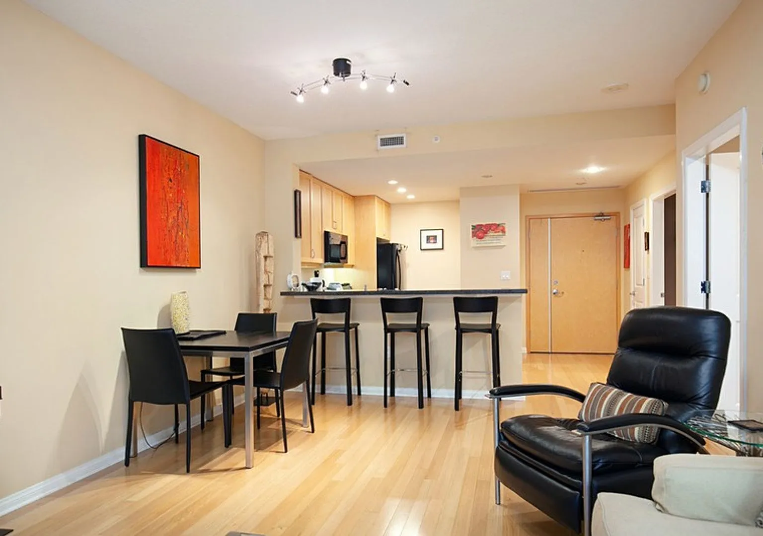 Fully Furnished 1 bedroom, 1 bath located in The Discovery Building! — Photo 4