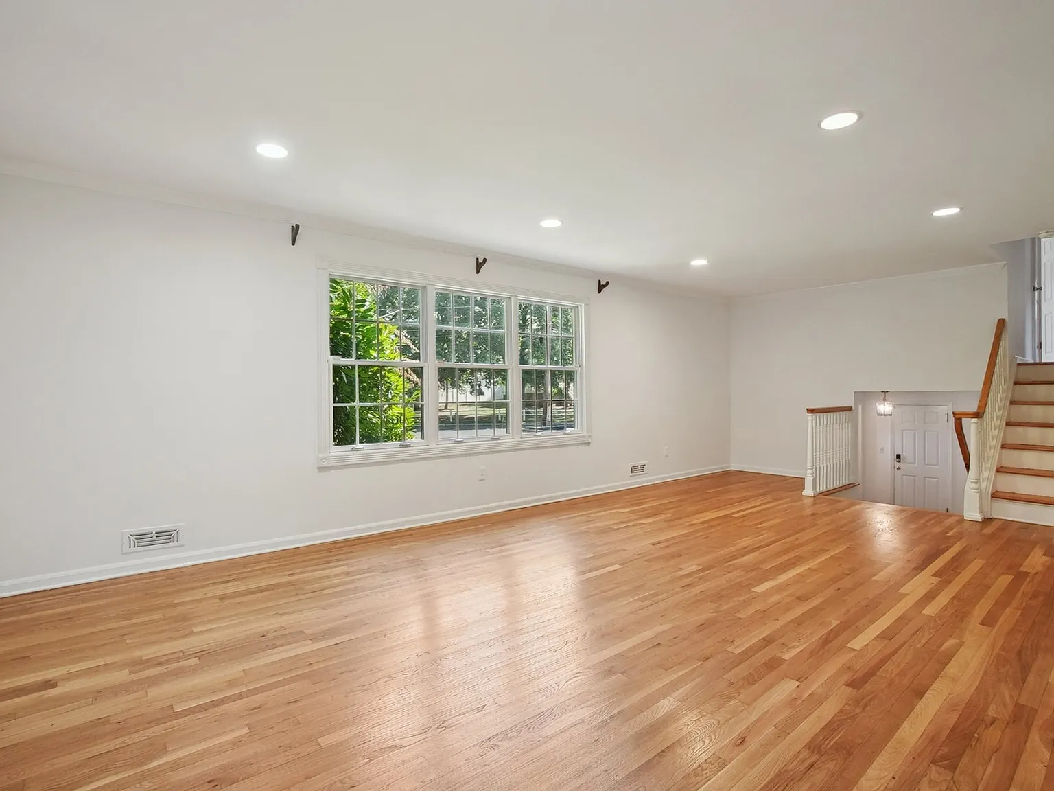 3 bed, 2.5 bath, 2300 sqft, $5,100 — Photo 2