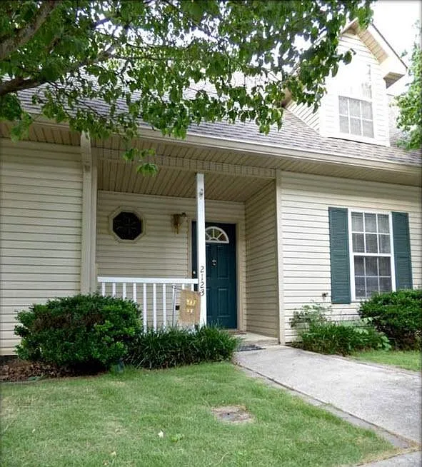 3 bed, 2600 sqft, $1,700 — Photo 1
