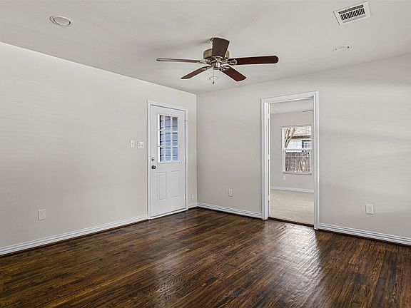 3rd image of 624 E Ellen Ave