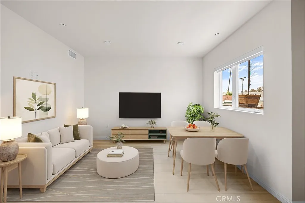 2 bed, 736 sqft, $4,563 — Photo 3
