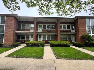225 E 1st St #9, Elmhurst, IL 60126