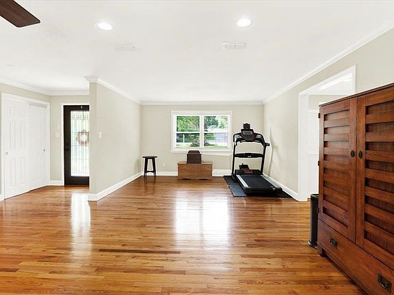4th image of 2122 Deerfield Dr
