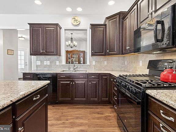 5th image of 637 Lititz Reserve Ln