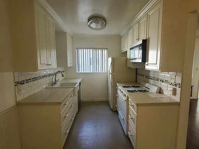 5754 Hazeltine Ave #1 — Photo 3