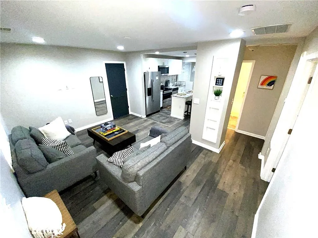 3 bed, 2.0 bath, 1218 sqft, $2,600 — Photo 4
