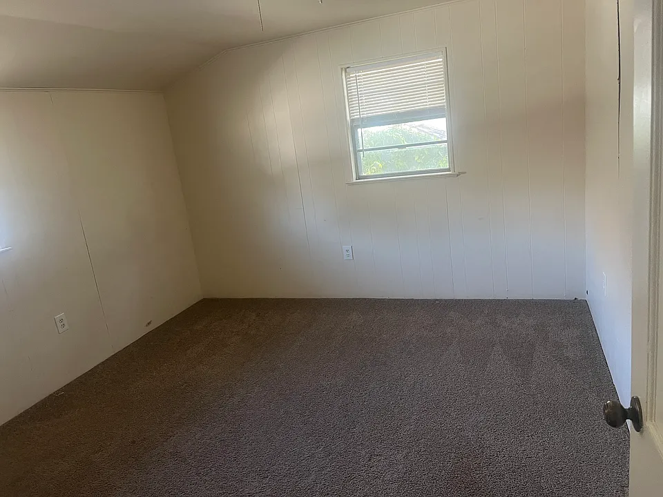 BEDROOM-VERY NICE SIZE