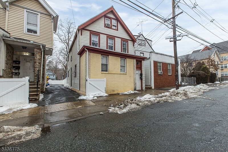 1st image of 527 Valley St #2