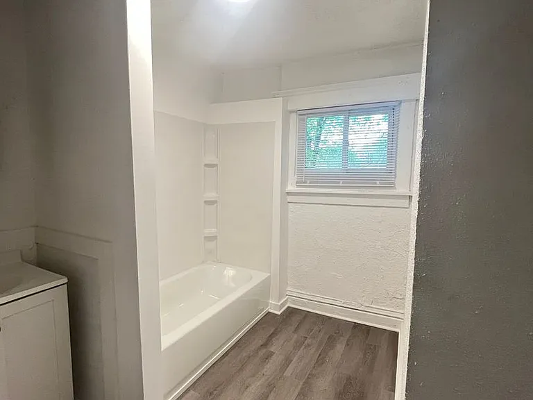319 Franklin Ave — Photo 30