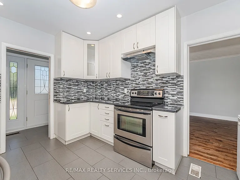 61 Avondale Blvd — Photo 14