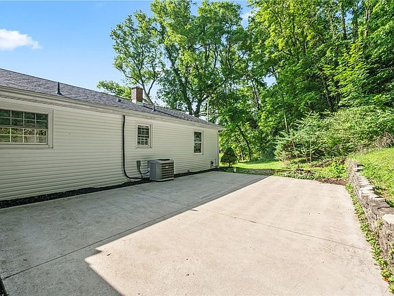 5th image of 1755 Riverside Dr