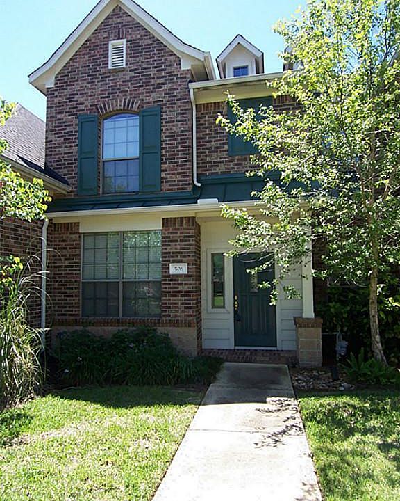 Great three bedroom townhouse offers a versatile floorplan with a study and full bath downstairs (could be fourth bedroom if desired); open family room-kitchen area; spacious upstair s master with sitting room.