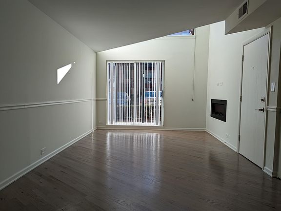 3rd image of 945 W Grace St #1MB