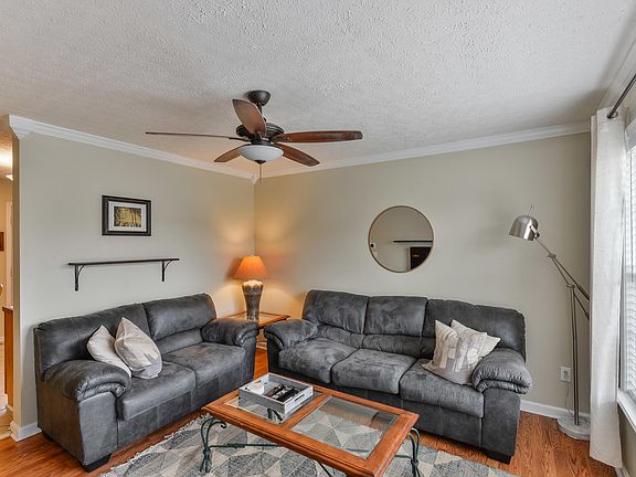4th image of 4908 Applegrove Ln