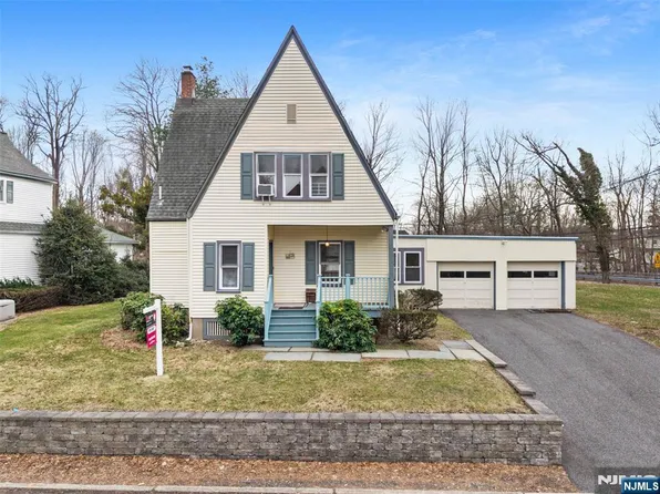 6 Cottage Pl, Allendale, NJ 07401