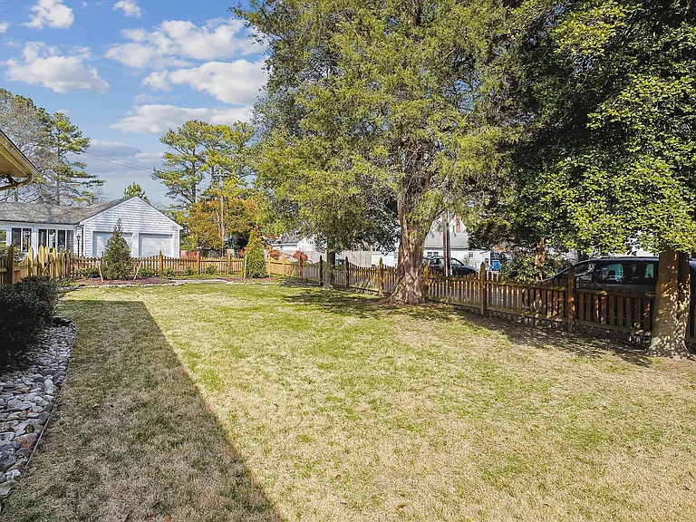 532 Trippe Ave — Photo 25