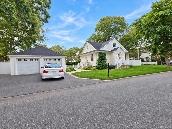 124 Bradford Avenue, Holbrook, NY 11741
