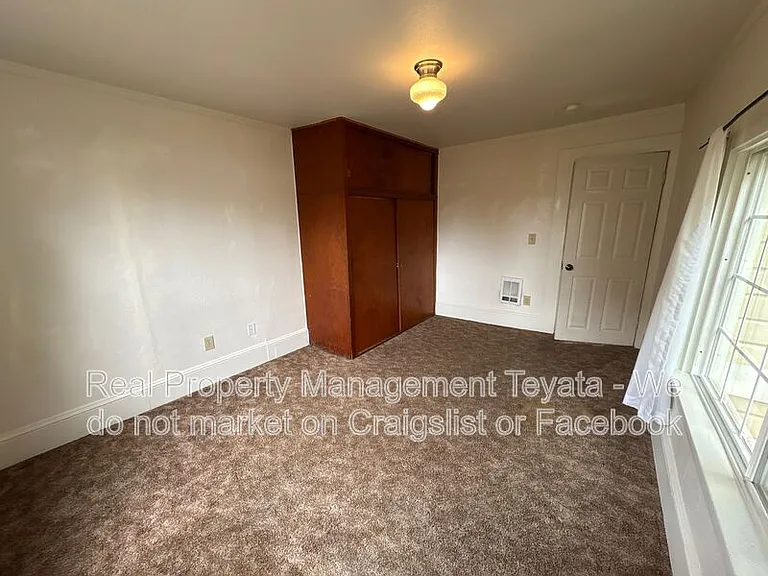 1405 Halleck St — Photo 17