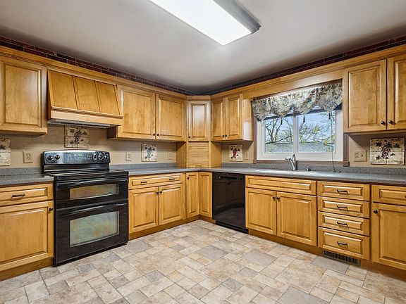 4th image of 27 Maplewood Dr