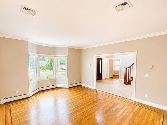 3rd image of 377 Ruckman Rd