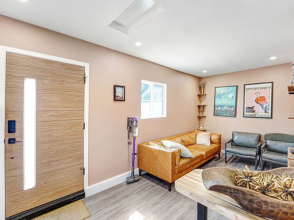 4th image of 14828 Saticoy St #B