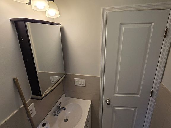 3rd image of 528 Wyona St #2B