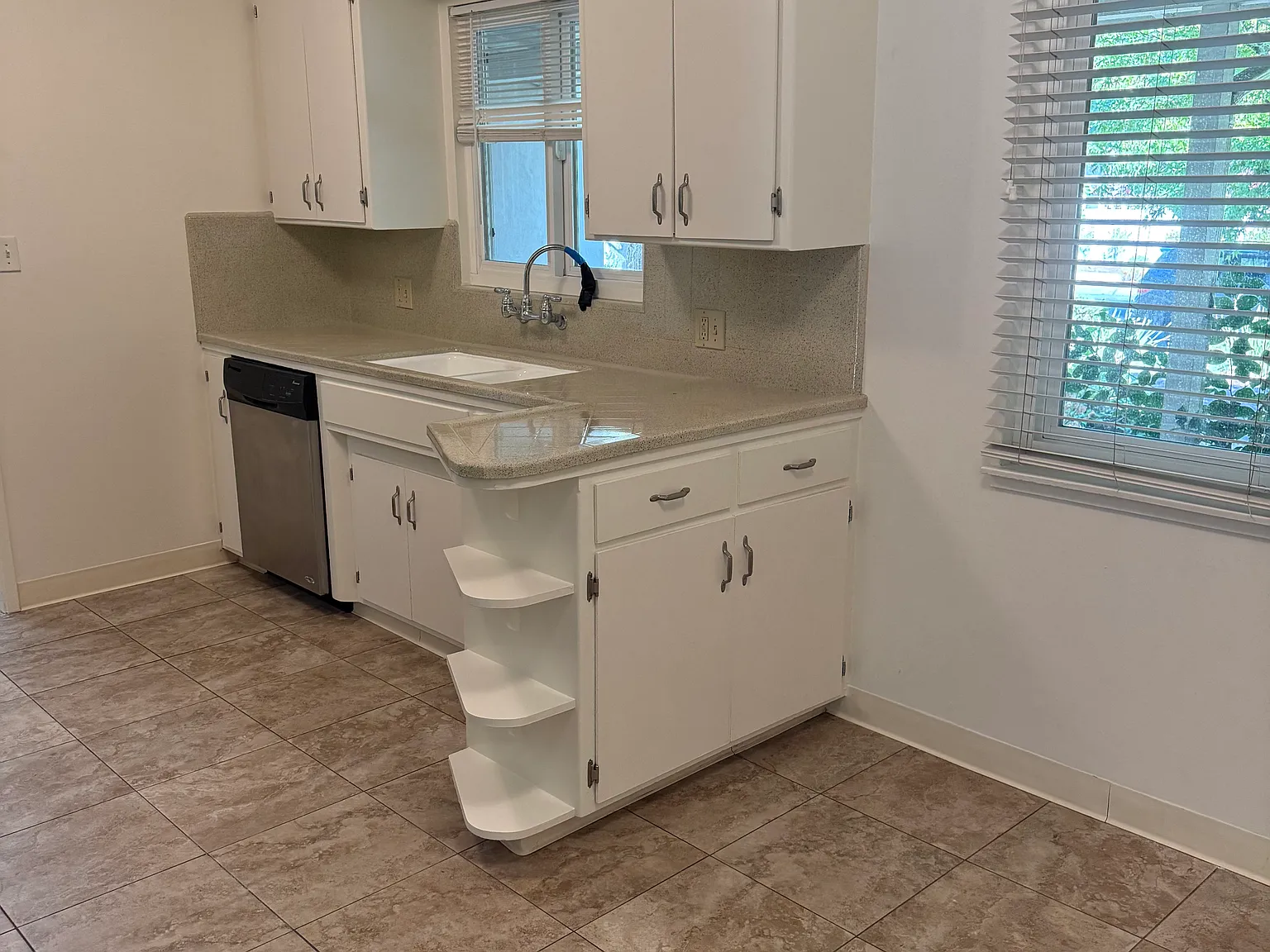 3 bed, 2.5 bath, 1732 sqft, $5,200 — Photo 4