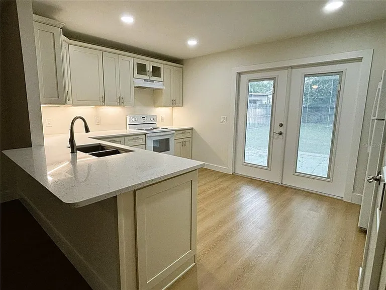 220 W North St — Photo 2