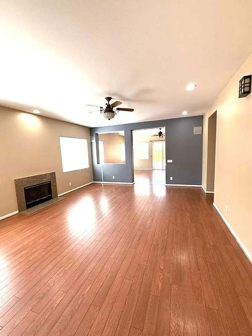 Gorgeous turn key 3 bedroom house — Photo 3