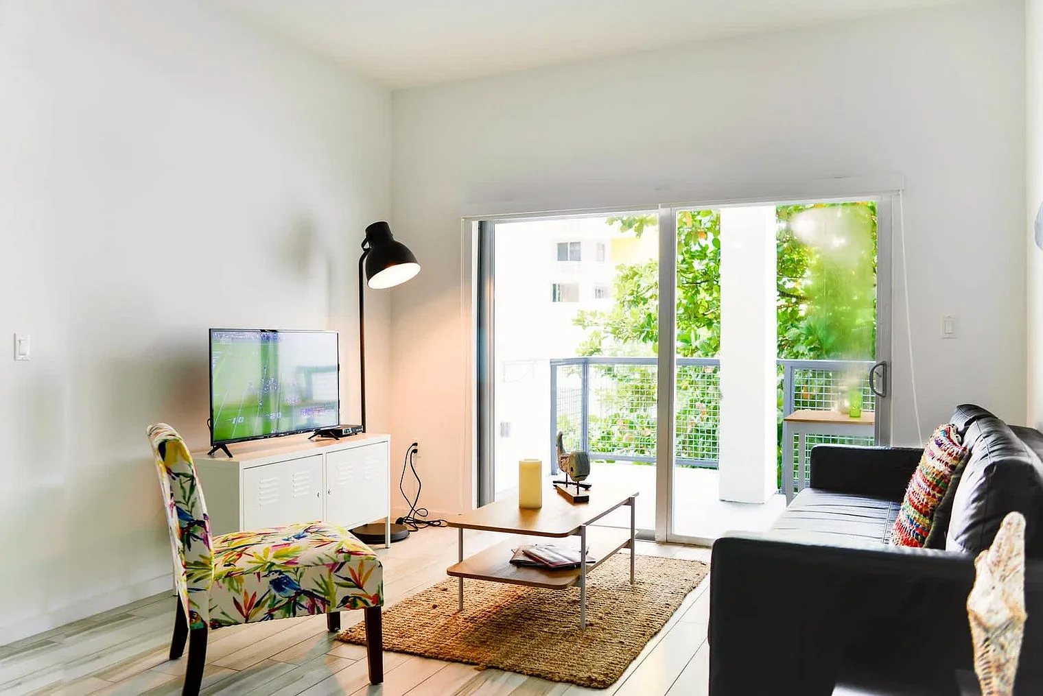 2 bed, 2.0 bath, 775 sqft, $2,484 — Photo 2