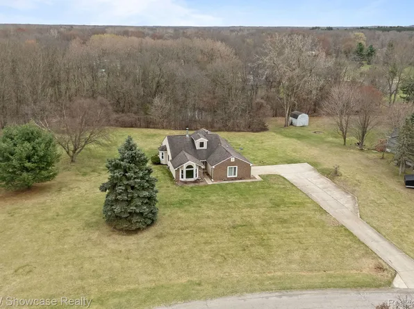 841 Golden Dr, White Lake, MI 48386