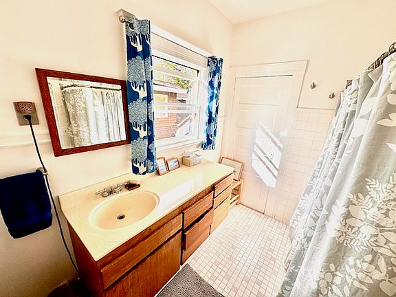 Upstairs shared bath