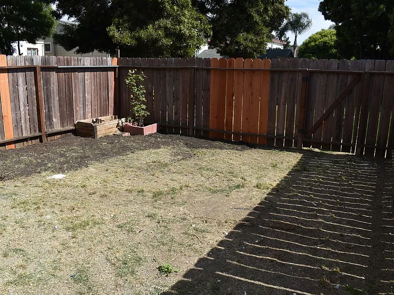 339 21st St — Photo 3